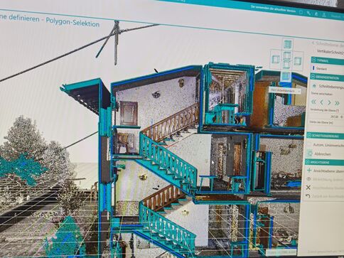 3D-Schnittansicht eines mehrstöckigen Gebäudemodells mit offenen türkisfarbenen Treppen. Mehrere Etagen sind durch Treppen verbunden; Innenräume, Türen und Fenster sichtbar. Außenbereich mit Bäumen im Hintergrund.