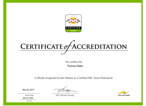 Zertifikat der Akkreditierung mit grünem Rahmen und zentriertem Logo. Empfänger: Thomas Galka. Offiziell anerkannt von Safe Software als Certified FME Server Professional. Unterschriftenzeilen unten; Safe Software-Logo unten rechts.