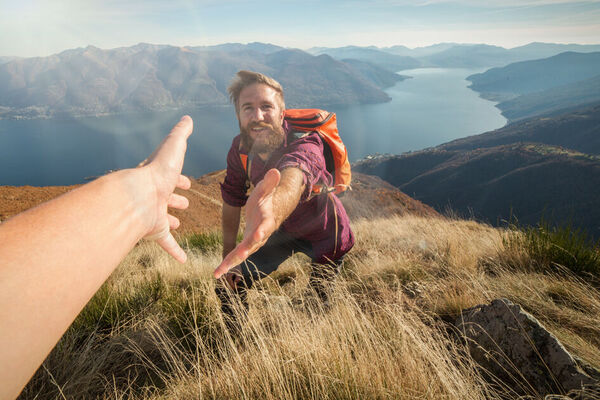 Helfende Hand beim Bergwandern