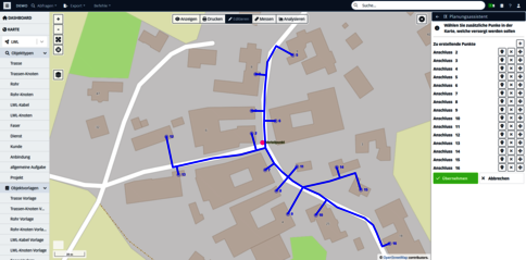 Detailreiche Stadtkarte mit braunen Gebäuden und weißen Straßen. Eine blaue Linienroute verläuft durch das Stadtzentrum, verbindet mehrere Punkte und Abzweigungen. Rechts ein Panel mit Punkte-Listen, links eine Werkzeugleiste.