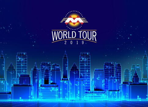 Nachtszene einer blau beleuchteten Stadtsilhouette mit hohen Gebäuden; am oberen Zentrum steht das World Tour 2019-Logo, das den Veranstaltungsnamen präsentiert.