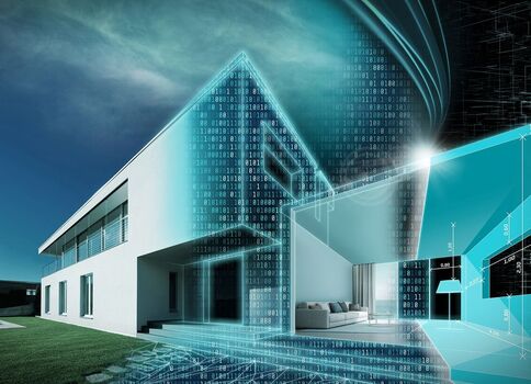 Moderne weiße Villa mit großen Glasfronten und flachem Dach, umgeben von Grün. Im Vordergrund erscheinen bläulich-transparente digitale Hologramm-Effekte, die Architektur und Zukunftstechnologie symbolisieren.