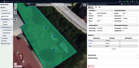 Kartenansicht eines GIS-Editors: Satellitenbild mit einem grünen, halbdurchsichtigen Polygon, in dem drei blaue Markierungskreise liegen. Links eine Navigationsleiste, rechts ein Stammdaten-Formular; unten rechts ein Löschen-Button.