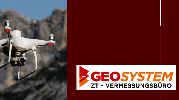 Eine weiße Quadrocopter-Drohne mit Kamera fliegt vor einer Berglandschaft; rechts ist das Geosystem ZT – Vermessungsbüro-Logo in Rot-Orange zu sehen.