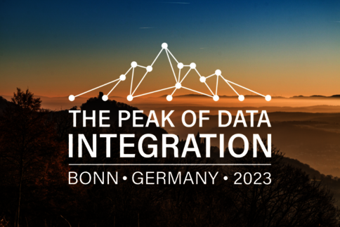 Logo des Events „The Peak of Data Integration“ mit einer abstrahierten Bergkette aus Linien und Punkten vor Sonnenuntergang über Hügeln. Der Text nennt den Eventtitel und Standort: Bonn, Deutschland, 2023.