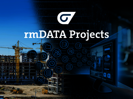 Baustelle mit Kränen und Baugerüsten links, rechts ein Computerbildschirm mit Dashboard- und Datensymbolen; rmDATA Projects-Logo. Darstellung der Verknüpfung von Bauprojektmanagement und digitaler Datentechnologie.