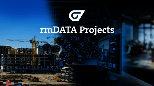 Baustelle mit Kränen und Baugerüsten links, rechts ein Computerbildschirm mit Dashboard- und Datensymbolen; rmDATA Projects-Logo. Darstellung der Verknüpfung von Bauprojektmanagement und digitaler Datentechnologie.
