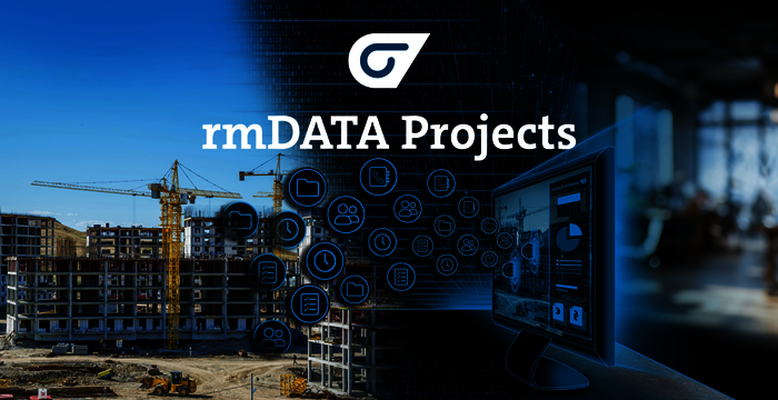 Baustelle mit Kränen und Baugerüsten links, rechts ein Computerbildschirm mit Dashboard- und Datensymbolen; rmDATA Projects-Logo. Darstellung der Verknüpfung von Bauprojektmanagement und digitaler Datentechnologie.
