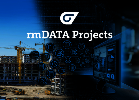 Baustelle mit Kränen und Baugerüsten links, rechts ein Computerbildschirm mit Dashboard- und Datensymbolen; rmDATA Projects-Logo. Darstellung der Verknüpfung von Bauprojektmanagement und digitaler Datentechnologie.