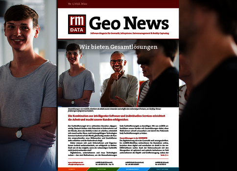 Screenshot einer Unternehmenswebsite „Geo News“ von RM Data mit dem Slogan „Wir bieten Gesamtlösungen“. Im Vordergrund links lächelt ein junger Mann in grauem T‑Shirt; im Hintergrund diskutiert eine Gruppe von Kollegen an einem Tisch.