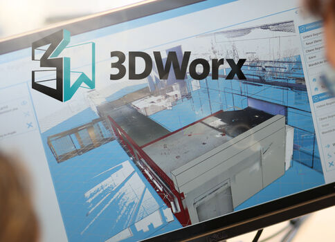 Bildschirm zeigt das Logo '3D Worx' und eine 3D-Darstellung einer Maschine vor einer blauen Konstruktionsgrafik.