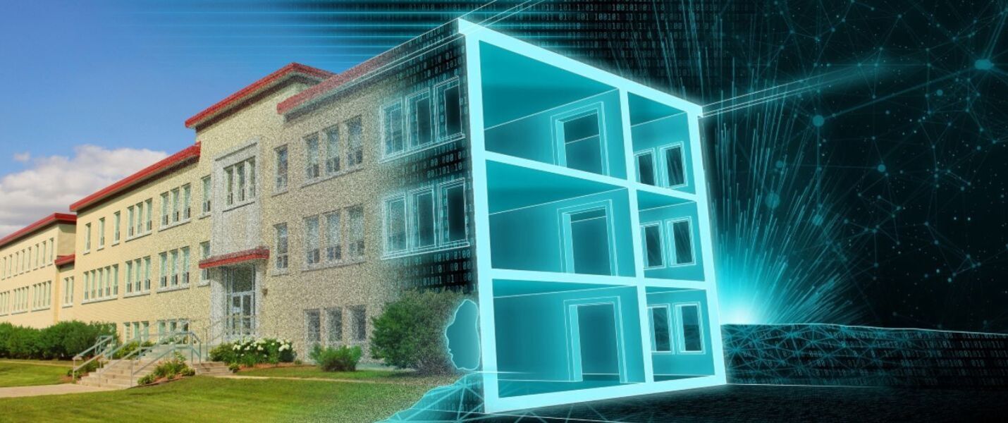 Ein mehrstöckiges Schulgebäude links, daneben ein leuchtend blaues, transparentes 3D-Gebäudemodell in Würfelform mit sichtbaren Etagen, das digitale Architektur und Vernetzung symbolisiert; im Hintergrund dunkle Netzlinien.