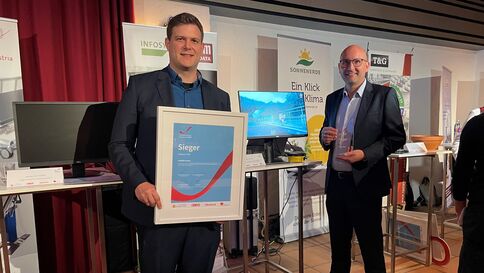 Andreas Jusits und Jürgen Strobl von rmDATA Infosysteme freuen sich über die Auszeichnung "Burgenländischer Innovationspreis 2023" in der Kategorie KMU.