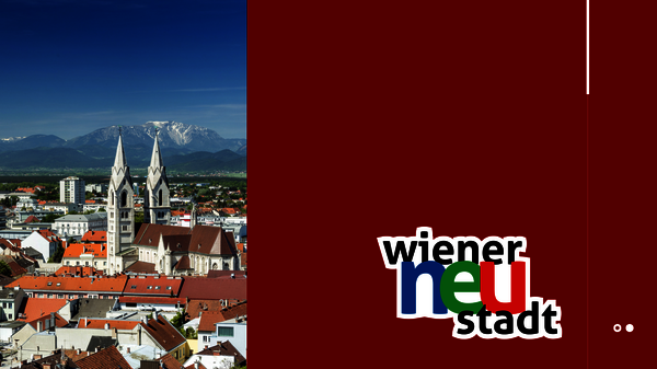 Stadtlandschaft mit roten Ziegeldächern, zwei Kirchtürmen und einer Berglandschaft im Hintergrund; rechts ein burgunderfarbener Bereich mit dem Logo "wiener neu stadt".