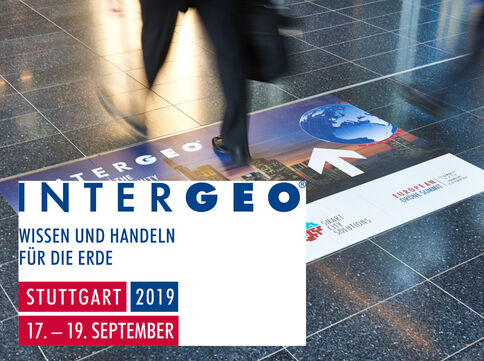 Eine Person läuft über einen glänzenden Boden mit dem INTERGEO-Logo. Darunter steht „Wissen und Handeln für die Erde“. Rot hervorgehoben Stuttgart 2019, 17.–19. September; daneben ein Weltkugel-Symbol mit Pfeil.