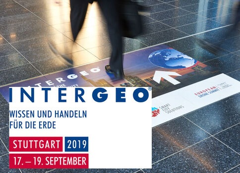 Eine Person läuft über einen glänzenden Boden mit dem INTERGEO-Logo. Darunter steht „Wissen und Handeln für die Erde“. Rot hervorgehoben Stuttgart 2019, 17.–19. September; daneben ein Weltkugel-Symbol mit Pfeil.