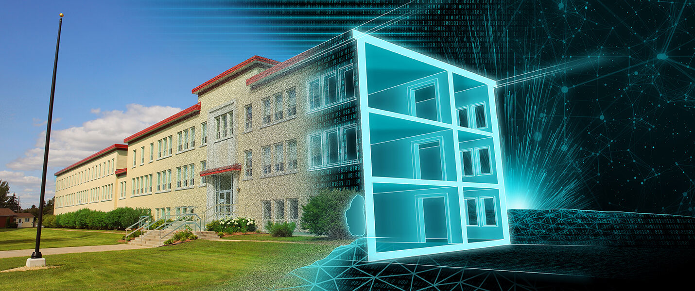 Außenansicht eines mehrstöckigen Backstein-Schulgebäudes mit grünem Rasen und Pfad; rechts schwebt eine blaue holografische 3D-Skizze eines Gebäudekubus in Drahtgitteroptik, die das reale Gebäude digital ergänzt.