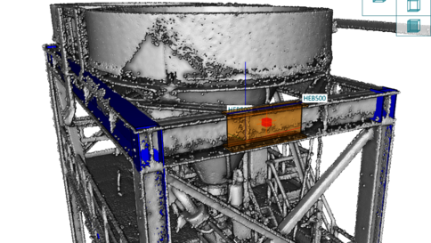 3D-Ansicht eines industriellen Stahlrahmen-Gestells mit einem großen Trichter oben, der auf dem Gerüst steht. Blaue Verstrebungen rahmen das Gerüst ein; vorne eine orange beschriftete Platte.