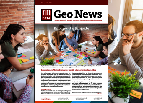 Eine Gruppe von Menschen sitzt um einen Tisch und arbeitet an einem Gruppenprojekt. In der Mitte liegt eine aufgelegte Zeitschrift mit dem Titel Geo News; um sie herum liegen bunte Post-its und Unterlagen, was auf eine Team-Workshop-Situation hindeutet.