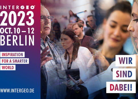Banner für INTERGEO 2023 in Berlin (10.–12. Oktober). Links farbiger Bereich mit Datum und Ort; Hintergrund zeigt Fachleute auf einer Messe. Rechts stehen Sprechblasen mit 'WIR SIND DABEI!'.