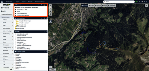 Screenshot einer GIS-Kartenanwendung mit Satellitenansicht eines bergigen Gebietes. Ein blauer Linienweg windet sich durch das Gelände; links sind Menü- und Layer-Einstellungen sichtbar, rechts der Kartenausschnitt.