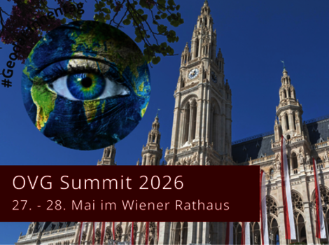 Das Wiener Rathaus mit seinen Türmen steht vor blauem Himmel. Im Vordergrund schwebt eine Erdkugel mit einem großen blauen Auge. Unten links ein roter Banner mit "OVG Summit 2026, 27.–28. Mai im Wiener Rathaus".