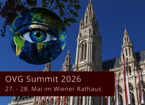Das Wiener Rathaus mit seinen Türmen steht vor blauem Himmel. Im Vordergrund schwebt eine Erdkugel mit einem großen blauen Auge. Unten links ein roter Banner mit "OVG Summit 2026, 27.–28. Mai im Wiener Rathaus".