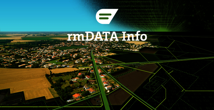 Luftaufnahme eines ländlichen Ortes mit Häusern, Feldern und einer Hauptstraße. Über der Szene verlaufen grüne Netzlinien und digitale Grafikelemente; in der oberen Mitte befindet sich das Logo und der Schriftzug rmDATA Info.