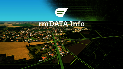 Luftaufnahme eines ländlichen Ortes mit Häusern, Feldern und einer Hauptstraße. Über der Szene verlaufen grüne Netzlinien und digitale Grafikelemente; in der oberen Mitte befindet sich das Logo und der Schriftzug rmDATA Info.