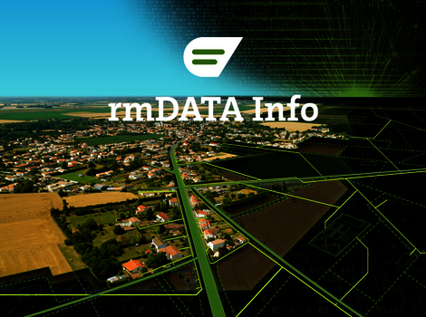 Luftaufnahme eines ländlichen Ortes mit Häusern, Feldern und einer Hauptstraße. Über der Szene verlaufen grüne Netzlinien und digitale Grafikelemente; in der oberen Mitte befindet sich das Logo und der Schriftzug rmDATA Info.