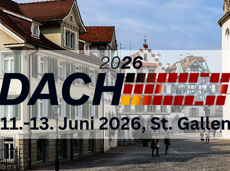 Historischer Stadtplatz mit Pastellgebäuden und einer Kirche; ein transparentes Veranstaltungsbanner über dem Bild zeigt "2026 DACH", Datum 11.–13. Juni 2026, St. Gallen.
