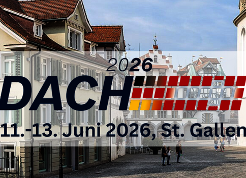 Historischer Stadtplatz mit Pastellgebäuden und einer Kirche; ein transparentes Veranstaltungsbanner über dem Bild zeigt "2026 DACH", Datum 11.–13. Juni 2026, St. Gallen.