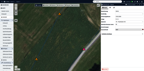 Satellitenkarte mit einer blauen Linie, die drei orange Dreiecke über Felder hinweg verbindet, und einem pinken Dreieck an einer Straße. Links ein Menü, rechts ein Dialog-/Formularbereich des Dashboards.