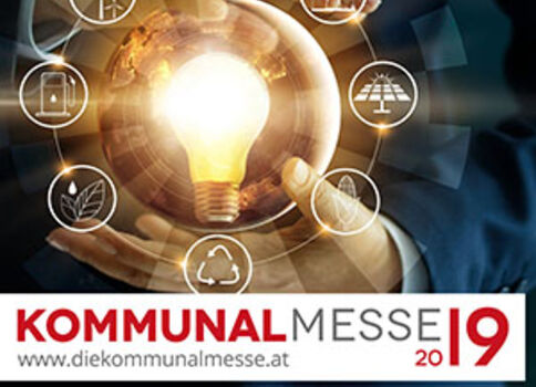 Hände halten eine leuchtende Glühbirne, umgeben von Symbolen für Umwelt, Energie und Infrastruktur. Banner zur Kommunalmesse 2019 in Graz, 27.–28. Juni, Messe Graz; Website: www.diekommunalmesse.at.