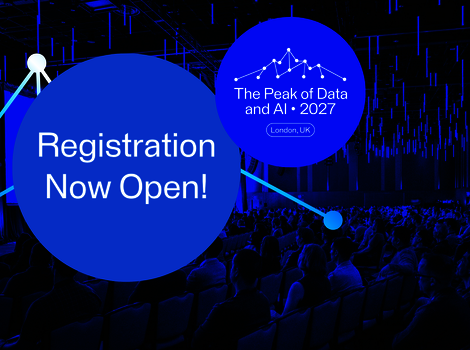 Zwei leuchtend blaue Kreise hängen über einem dunklen Konferenzsaal. Der größere Kreis zeigt 'Registration Now Open!', der kleinere bewirbt 'The Peak of Data and AI - 2027' (London, UK). Im Vordergrund sitzen Publikum, Blaulicht und Netzwerkgrafiken beleuchten die Szene.