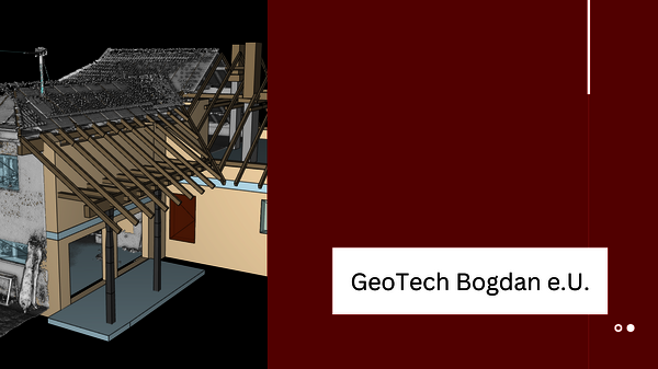 Eine Baustellenszene: Ein Haus mit freiliegendem Holzdachstuhl und Stützpfosten; rechts das Firmenlogo GeoTech Bogdan e.U.