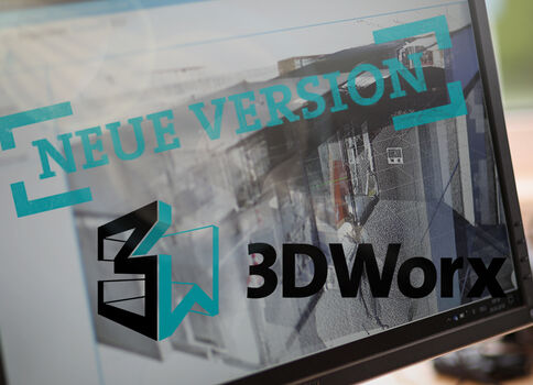 Écran d’ordinateur montrant une scène 3D avec l’inscription « NEUE VERSION » en bleu et le logo « 3D Worx ».