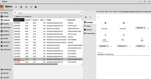 Screenshot einer Zeiterfassungs-Software. Links ein Navigationsmenü mit Projekten/Kontakten/Arbeitszeit; mittig eine Tabelle mit Datum, Von/Bis, Dauer und Projekt/Kunde; rechts ein Detailbereich mit Kalenderansicht und Bedienelementen.