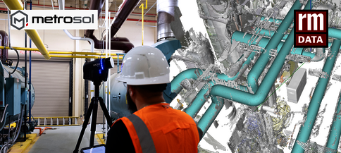 Ein Arbeiter in Helm und orangefarbener Weste steht in einer Industrieanlage und überprüft ein Messgerät auf einem Stativ. Im Hintergrund sind Rohrleitungen und Maschinen zu sehen, daneben eine grafische Darstellung von Rohren.