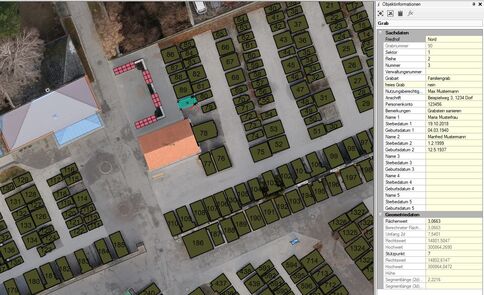 Satellitenaufnahme einer Parzellenanlage mit vielen grün gefärbten, nummerierten Feldern, angeordnet in Geraden und Bögen. Ein Gebäude mit orange-rotem Dach sowie Wegen umliegend ist sichtbar.