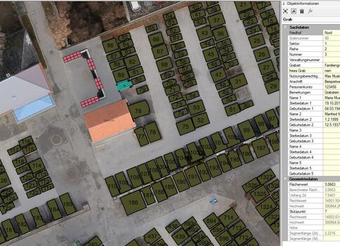 Satellitenaufnahme einer Parzellenanlage mit vielen grün gefärbten, nummerierten Feldern, angeordnet in Geraden und Bögen. Ein Gebäude mit orange-rotem Dach sowie Wegen umliegend ist sichtbar.