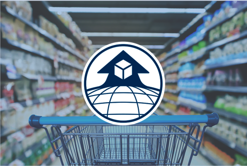 Ein Einkaufswagen in einem Supermarktgang; im Zentrum befindet sich ein rundes Logo mit einer blauen Weltkugel unter einem Hausdach und Würfel.