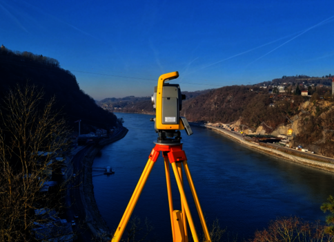 Die längste erdverankerte Hängebrücke der Welt ist das jüngste Vorzeigeprojekt der Vermessungskanzlei Dipl.-Ing. Rudolf Schöffmann aus Leonding in Oberösterreich. 