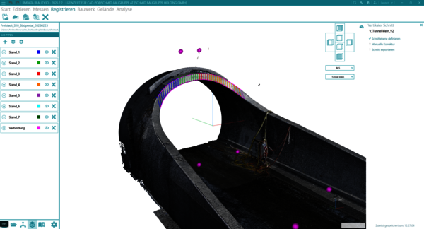 Bildschirmaufnahme einer CAD-Software, die ein schwarzes, gebogenes Rohr- oder Tunnelstück zeigt. Der runde Innenquerschnitt ist sichtbar; violette Markierungen und grüne Achsenlinien markieren das Bauteil. Die Benutzeroberfläche mit Listen links und Werkzeugleisten rechts ist ebenfalls zu sehen.