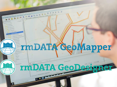 Une personne regarde un écran d’ordinateur affichant une interface de cartographie GIS avec des tracés orange et les logos rmDATA GeoMapper et rmDATA GeoDesigner.