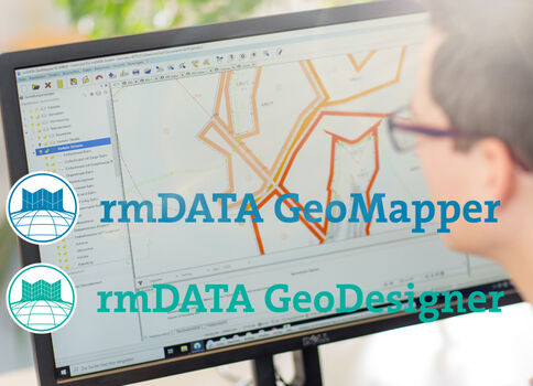 Une personne regarde un écran d’ordinateur affichant une interface de cartographie GIS avec des tracés orange et les logos rmDATA GeoMapper et rmDATA GeoDesigner.