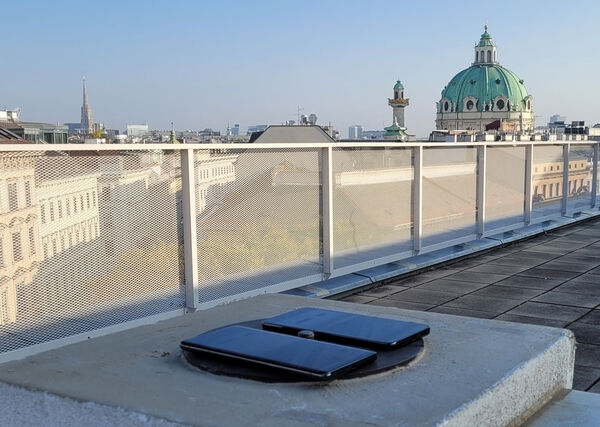 Abbildung 1: GNSS-Messungen mit dem Smartphone auf einem geodätischen Messpfeiler am Messdach der TU Wien.