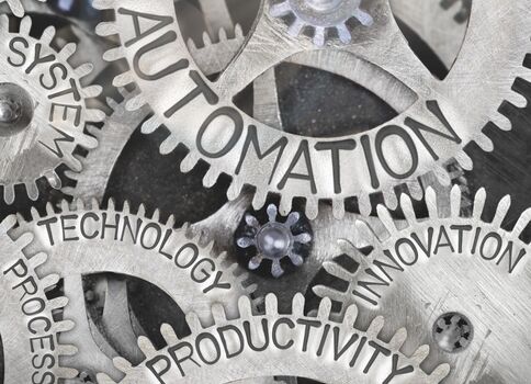 Réseau d'engrenages en métal portant des mots comme Automatisation, Production, Productivité, Technologie, Innovation et Processus; les pièces s'enchevêtrent pour symboliser l'automatisation industrielle et l'amélioration de l'efficacité grâce aux technologies modernes.