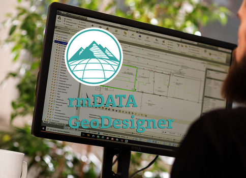 Écran d’ordinateur affichant un logiciel GIS avec des plans et données géographiques; un logo turquoise représentant des montagnes et une sphère apparaît, portant le texte "rmDATA GeoDesigner".