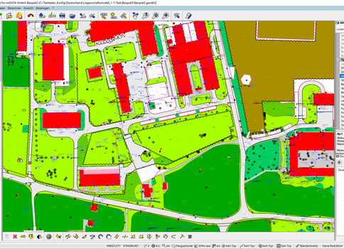 Screenshot eines GIS-Programms zeigt einen farblich kodierten Stadtplan: rote Gebäudekomplexe, grüne Grünflächen, braune Flächen und weiße Straßen. Links und rechts befinden sich Layer-Paneele und Eigenschaftspaneele.